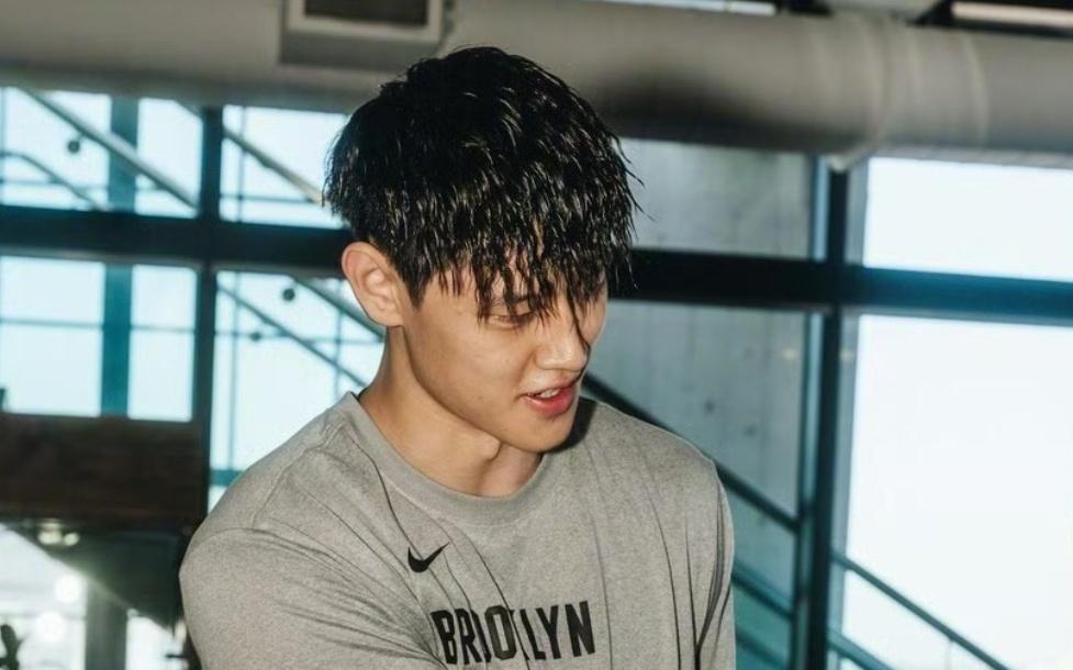 曾凡博签约瞬间官宣,已现身季前训练营名单,冲击最后一份双向!