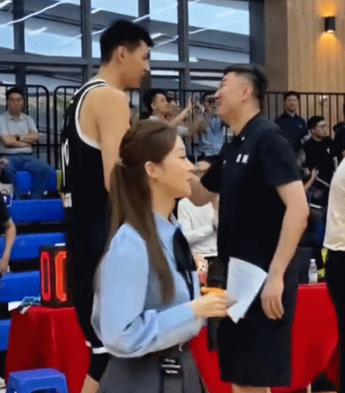 徐昕和杜锋两人有说有笑，相谈甚欢！未来或许会重返广东队