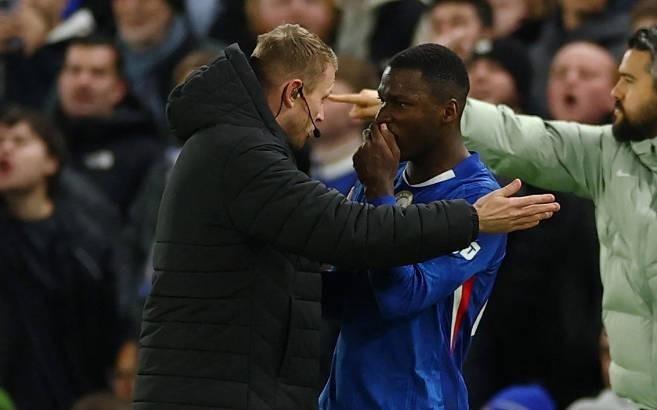 火药味十足！半场比赛切尔西一黄一红，阿森纳四名球员染黄