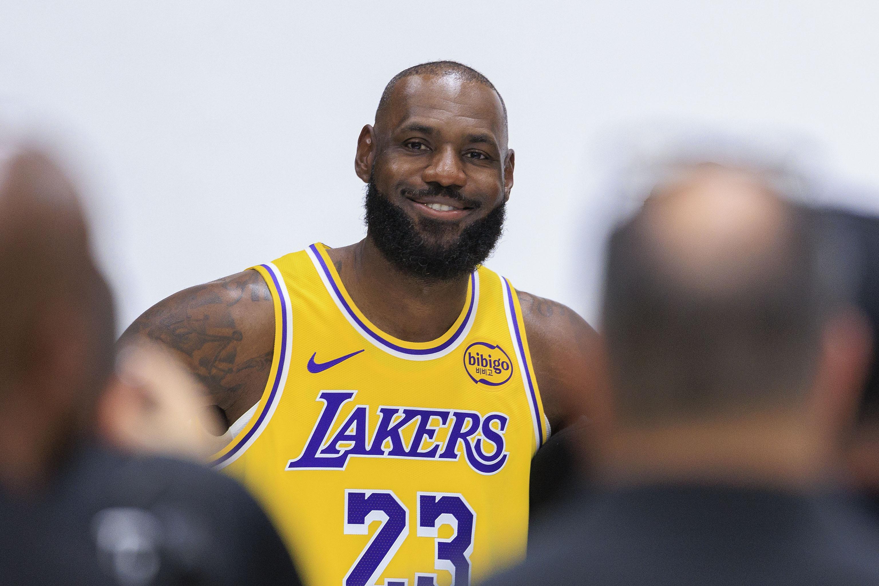 除了退役詹姆斯还能选什么ESPN晒4种可能：签3年1.88亿打到45岁