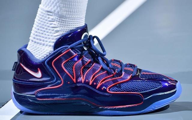 有点小帅，杜兰特今日首次上脚KD18大