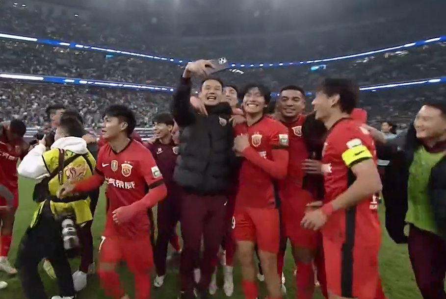 众生相!海港夺中超三连冠:全队抱成一团跳舞庆祝,武磊眼眶湿润