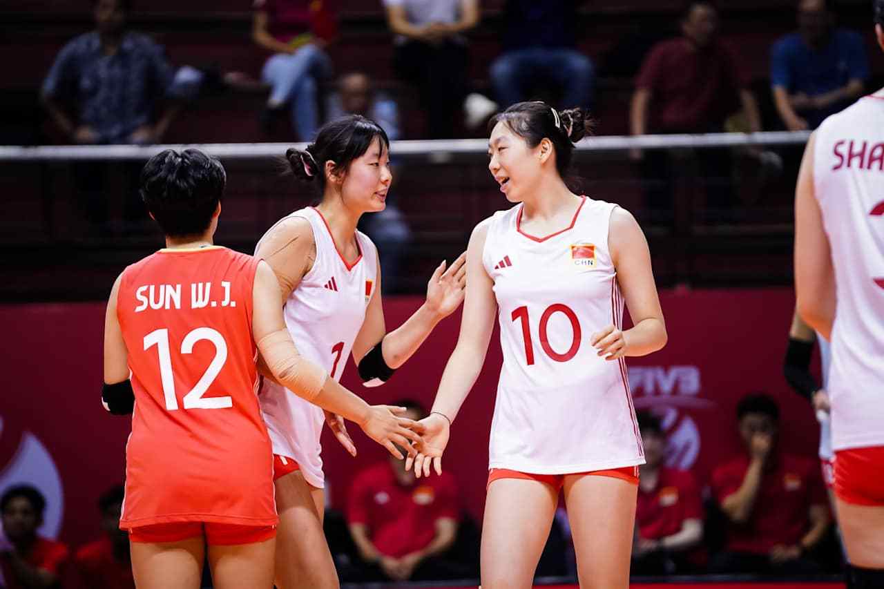 恭喜！中国女排又一19岁1米88二传崛起：5次拦网，郎平当年爱这款