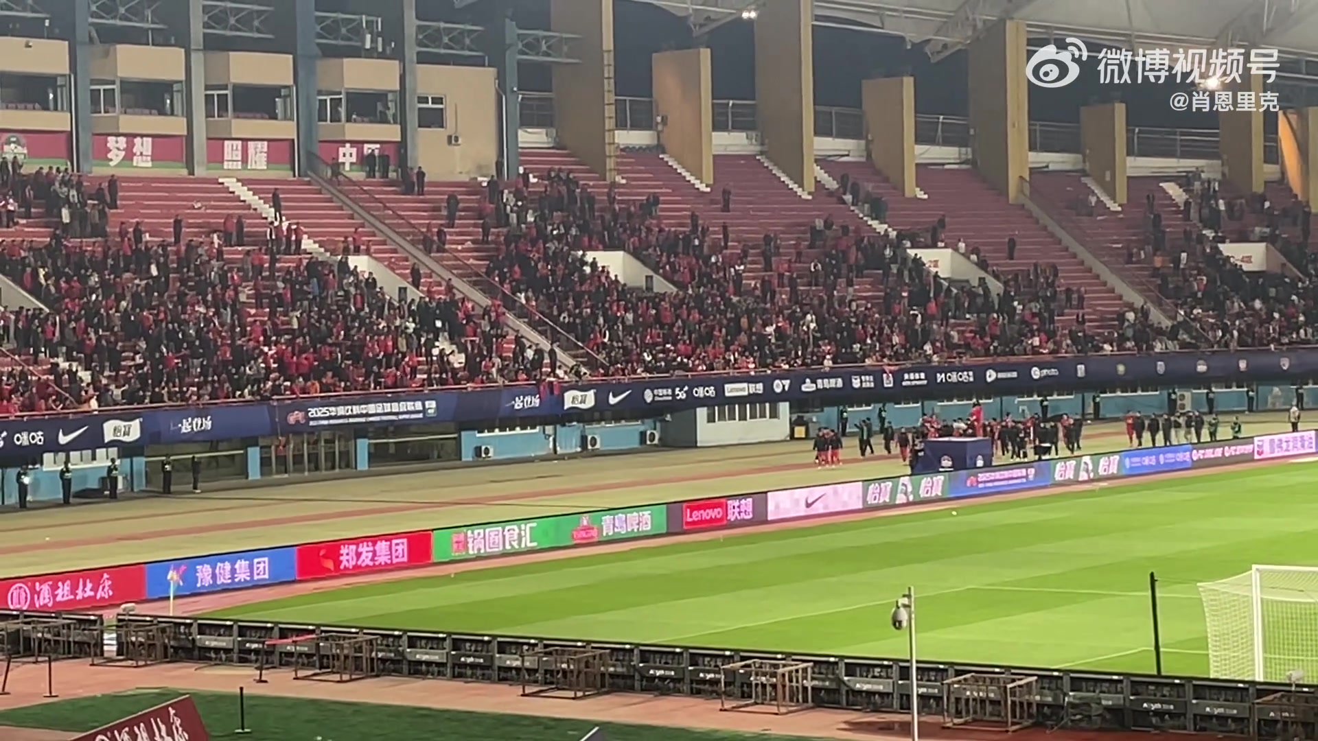 河南队1平2负未尝胜绩，河南球迷齐声高喊南基一“下课”