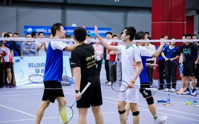 深圳“挥拍经济学”:一记扣杀之后,他们加上了微信