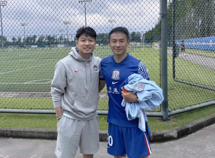 何超社媒晒与于汉超合影：致敬20号