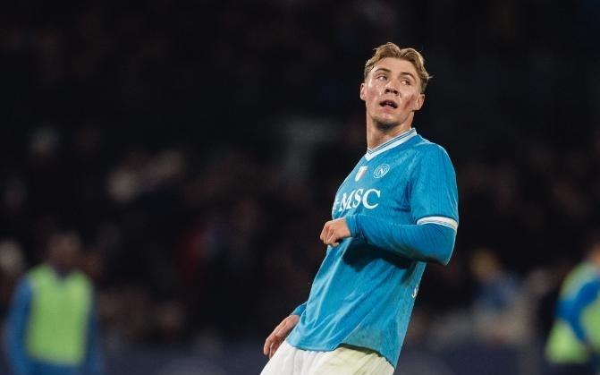 霍伊伦双响造36年纪录，那不勒斯21登顶意甲，尤文梦魇之地8连败