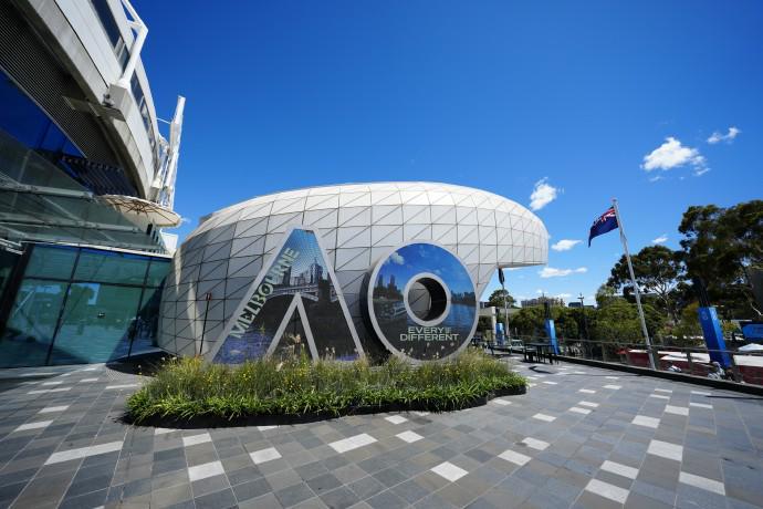 王美丽激战阿尼娃，卫冕冠军出局排名大跌，小白菜镜头上连画十字