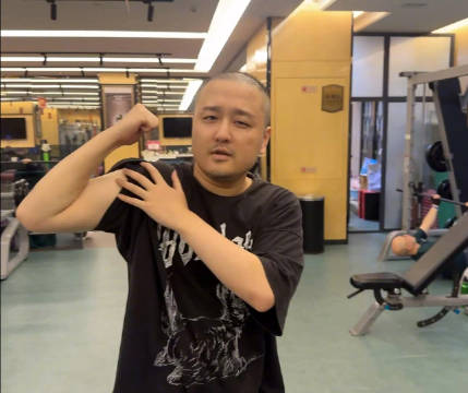 孙亚龙秀肌肉：坚持3个月！现在背儿女也能一直走了原来背一会就累