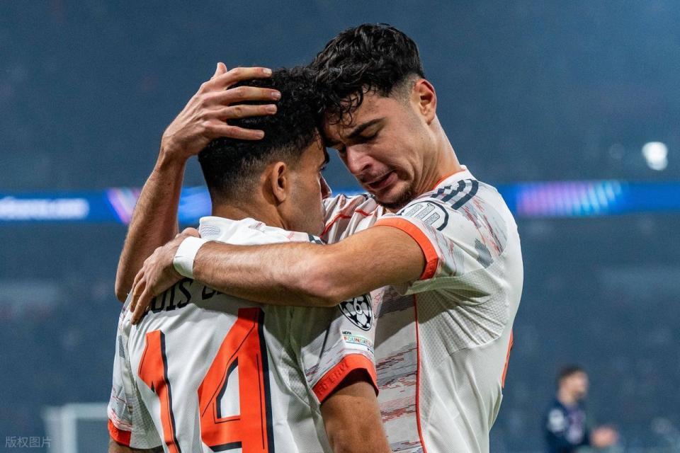 亢奋过头拜仁7500万新援双响后剪刀脚染红！致巴黎巨星重伤痛哭