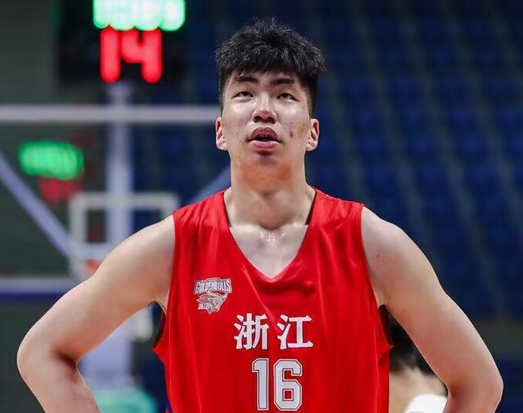 比杨瀚森还惨！余嘉豪留洋首次替补首次0分后被召回国打全运会