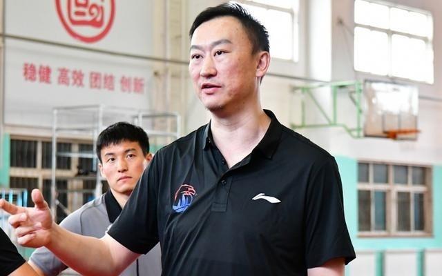 媒体人：青岛一线队夏训不到10人教练