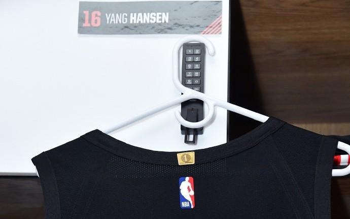 记者:杨瀚森距立足NBA还很远,G联赛11月8日开打杨瀚森去不丢人