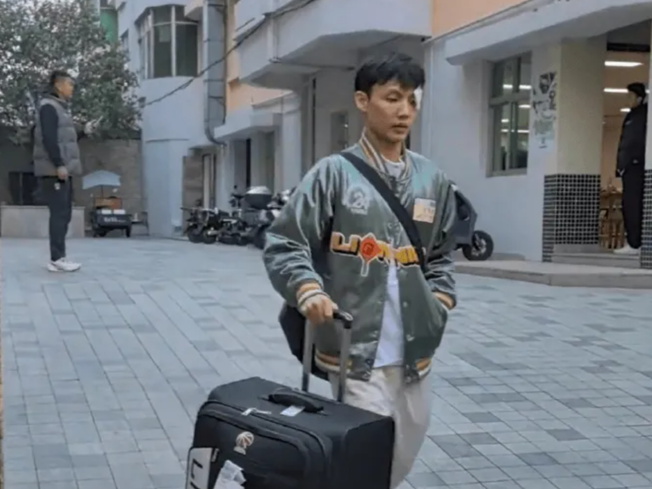 广东队出发！徐杰带伤前往杭州，参加明天与浙江队的比赛