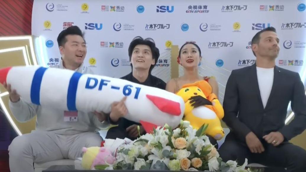 离谱！一个玩偶让美联社破防中国花滑选手遭国际滑联调查