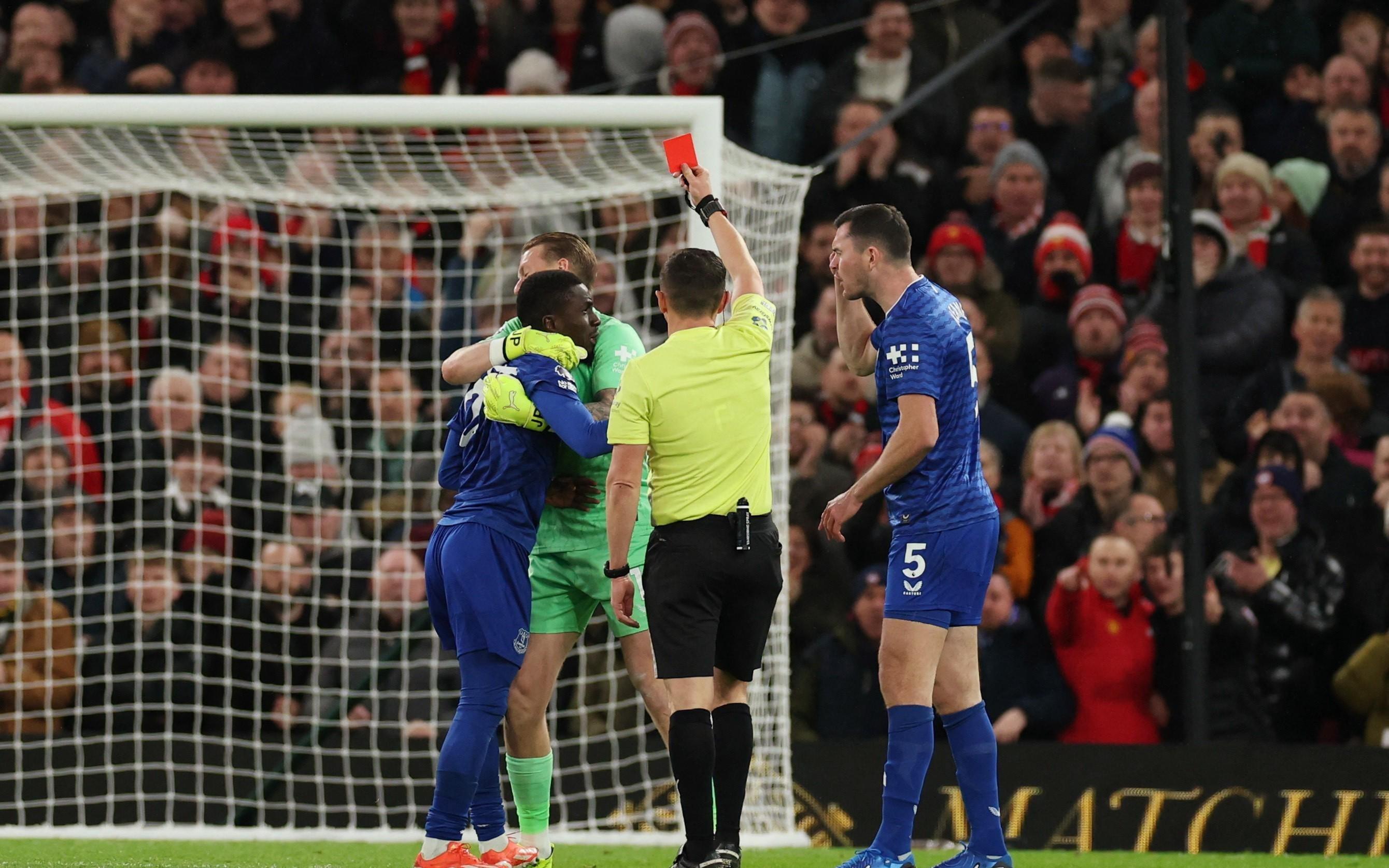 活久见，盖伊不满队友迈克尔基恩并掌