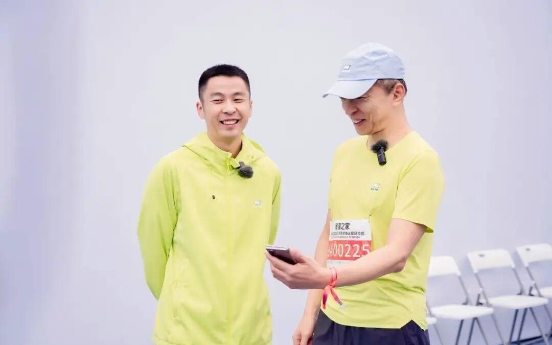 张朝阳完成半马挑战！与海澜周立宸共赴江阴新桥镇马拉松盛宴