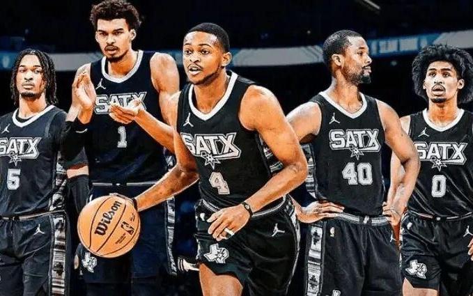 詹姆斯“霸王扣”还不够！七人得分上