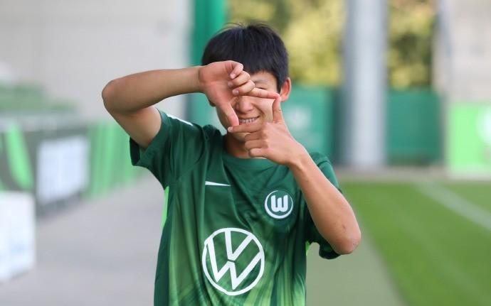 官方：中国球员姜景祺升入沃尔夫斯堡U17A队