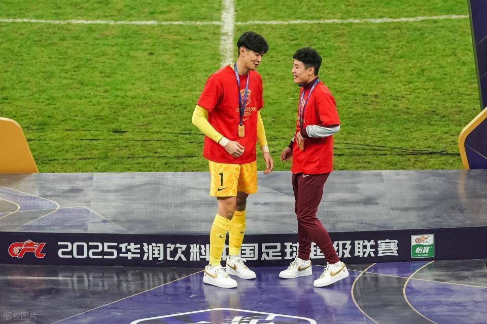 動容！34歲武磊喜極而泣，隊(duì)友簇?fù)硐赂吲e火神杯+開心比“4”手勢