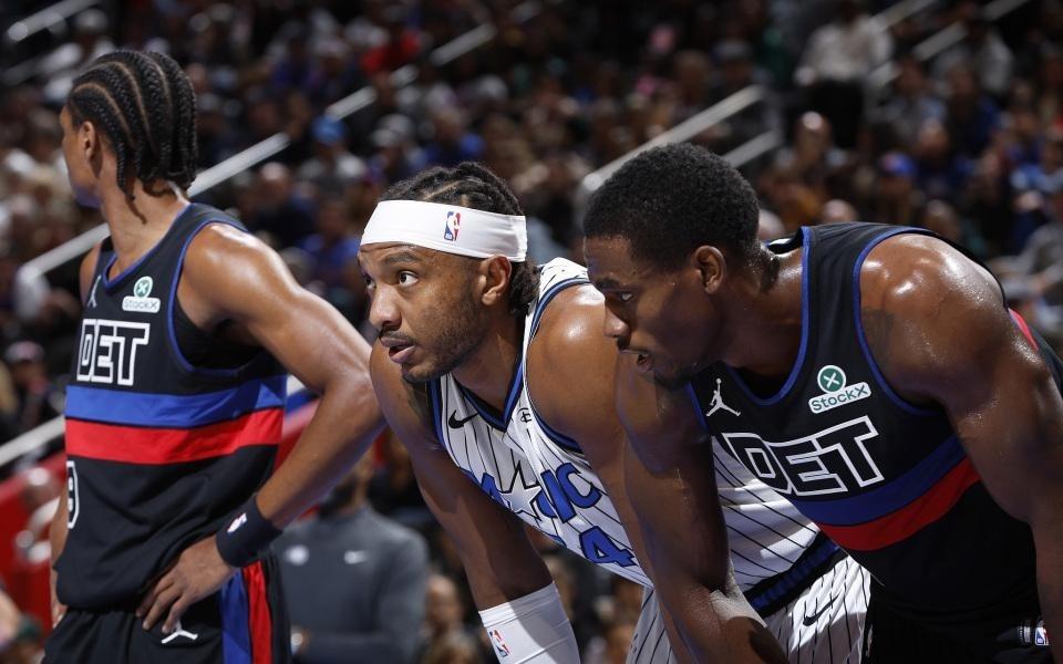 贝恩37+8魔术险胜活塞晋级NBA杯八