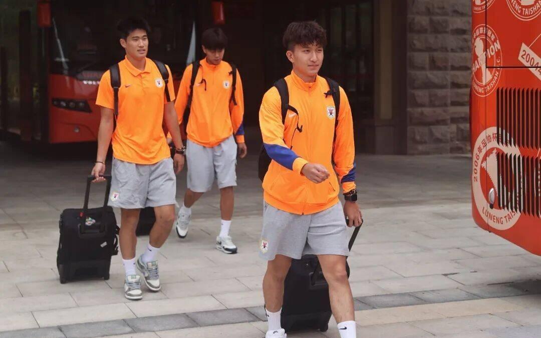 泰山队出征青岛备战齐鲁德比，克雷桑复出四外援随队