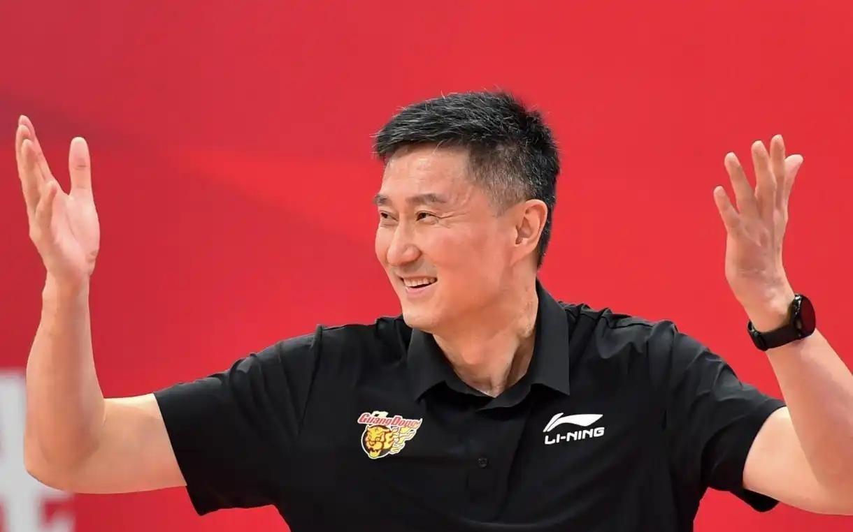 广东男篮CBA全家福出炉：徐杰领衔15