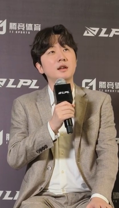 前期劣势怎么来的呢丹尼教练：中后期选手们积极沟通赢下了比赛