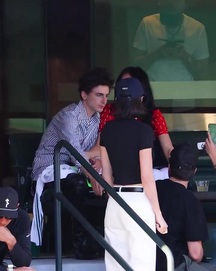 肯豆吃狗粮！“金小妹”捧着甜茶的脸，小鸡啄米亲个不停