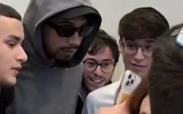 每体:阿劳霍现身以色列特拉维夫,将在那里度几天假