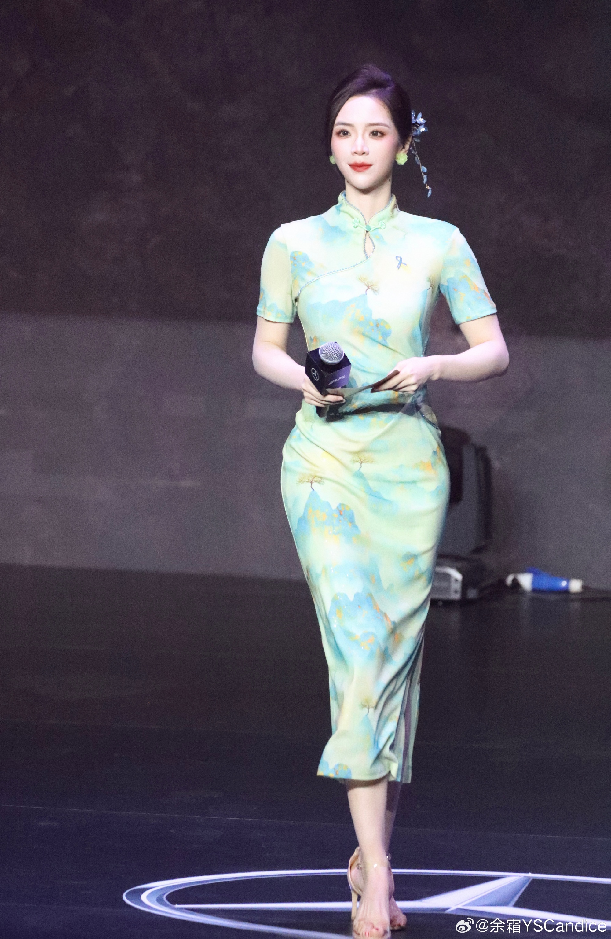 LPL女主持人余霜分享今日工作照：“青山远黛，只此青绿”