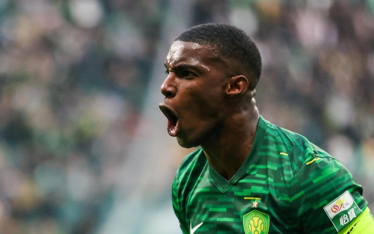 金靴决战成年度神剧!法比奥大四喜强行封王,山东鲁能球迷气疯了