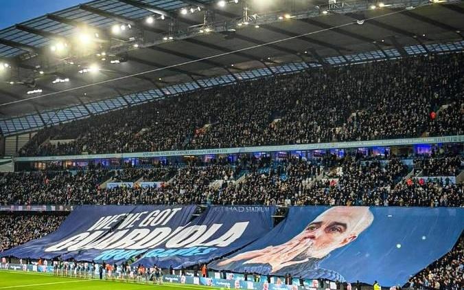 庆祝瓜帅执教生涯1000场里程碑，赛前阿提哈德展示特别TIFO