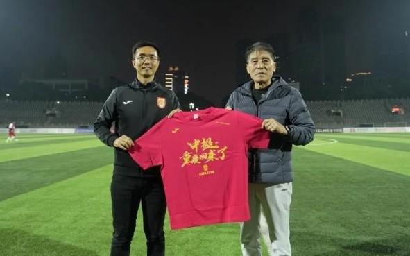 表达崇高敬意，重庆铜梁龙向李章洙赠