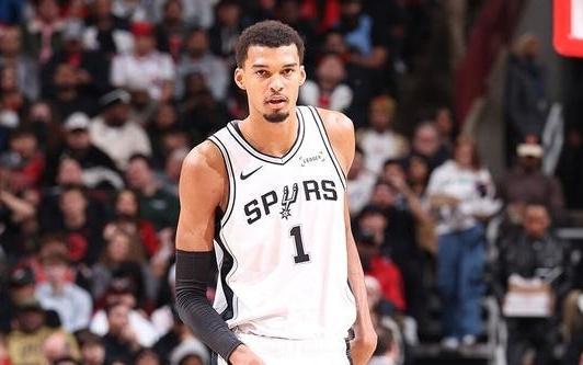 文班单场至少35分10篮板5助攻5盖帽5三分成NBA历史首人