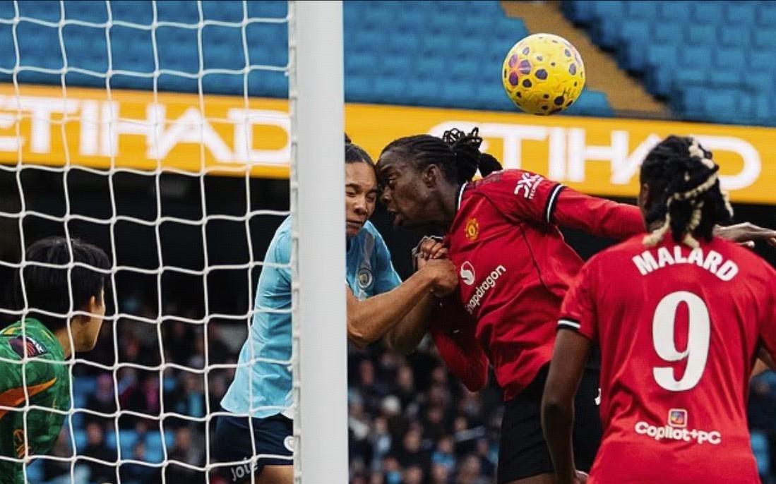 看着就疼,女足曼市德比两名球员头部相撞后均鼓起大包