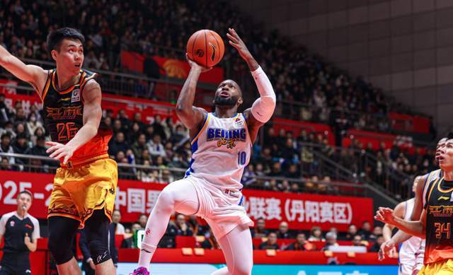 全场3中0又成拖累!首钢争议外援再遭许利民弃用,或提前被裁掉