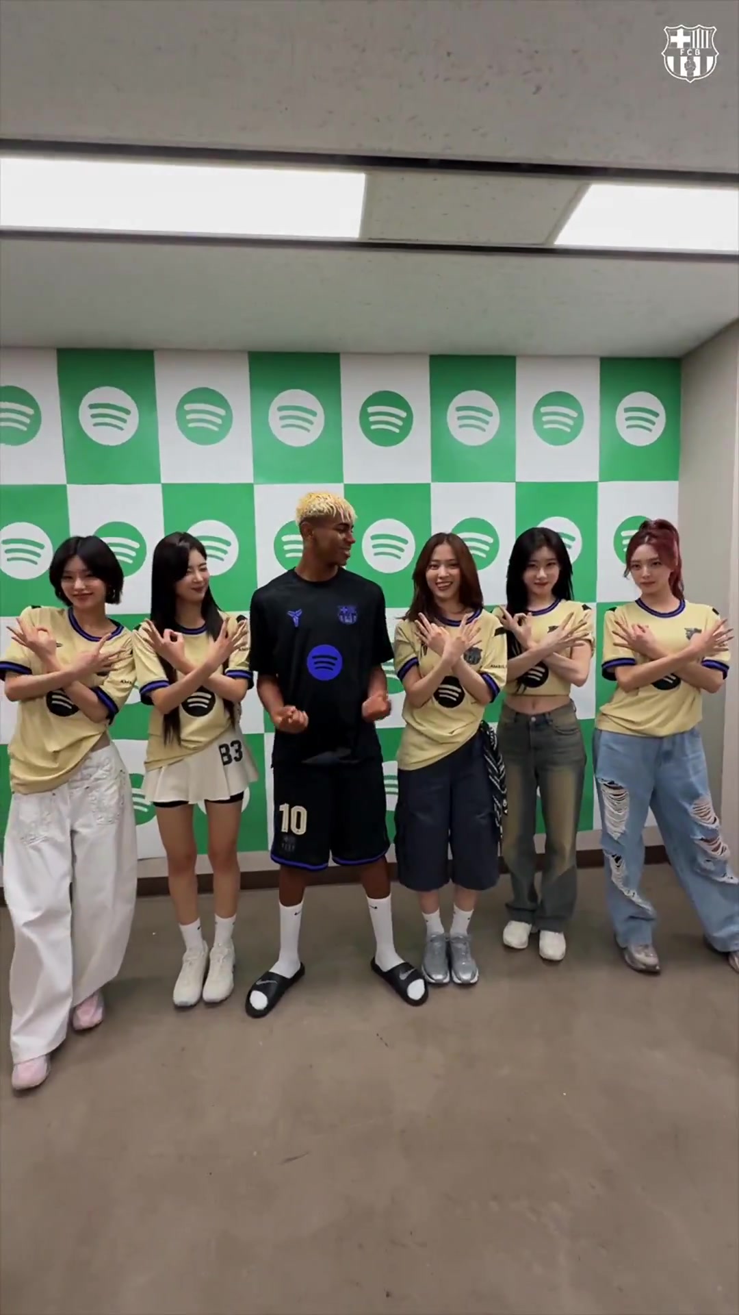 还原度如何巴萨球员与韩国女团互动，互相模仿对方经典pose