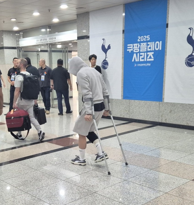 跟队：麦迪逊赛后拄拐通过混合采访区上次受伤也是这个膝盖