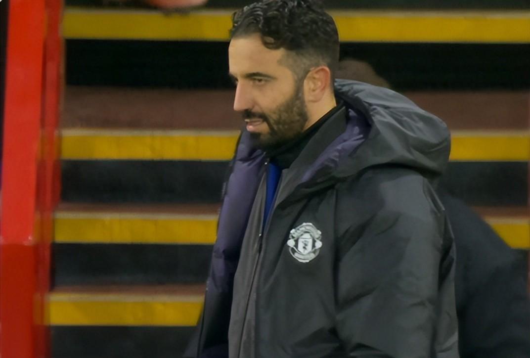 英超懵圈啦！掌掴队友+染红+队长伤退少打1人反而10赢了2连胜