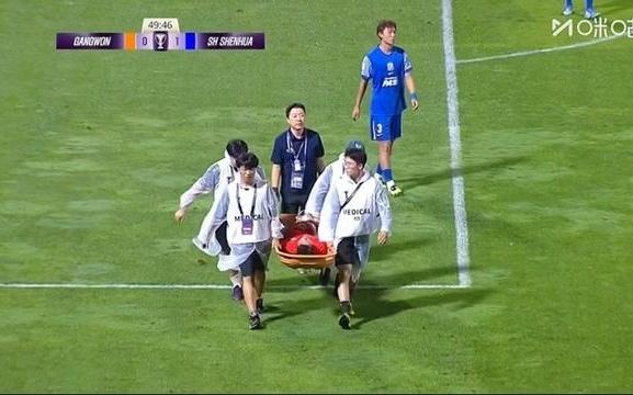 杨泽翔关键补防，崔炳赞倒地不起+随后被担架抬出场外