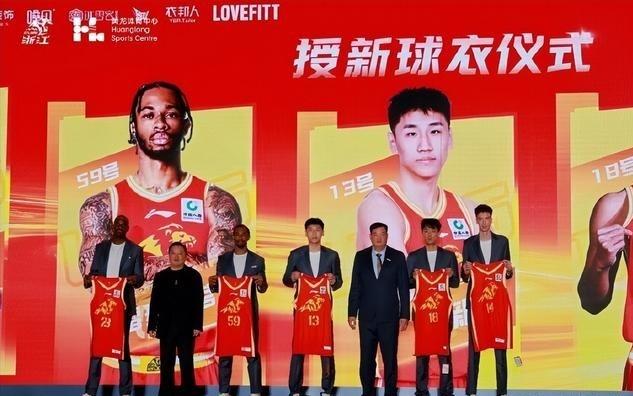 媒体人:山西男篮登上前往杭州的飞机,参加12日举行新赛季揭幕战