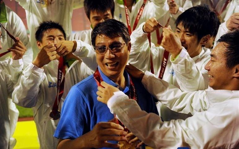 名宿徐根宝挂帅出征深圳赛区男足U20教练席星光十足