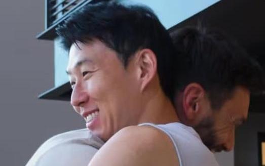 孙兴慜与洛里拥抱并调侃：我只能说他