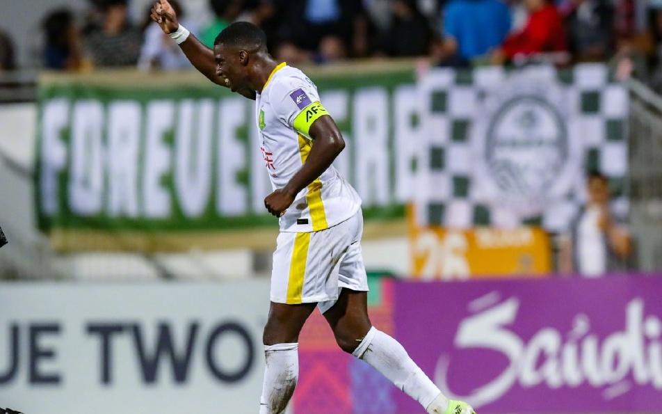 真怒了!球迷攻陷北京国安官微:拴条狗都比范双杰强,转圈丢人!