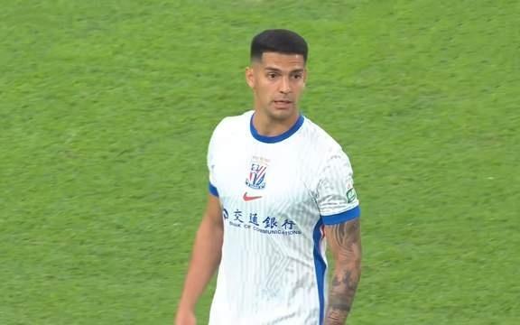 错失两必进球,申花不续约外援太明智鲍亚雄百密一疏出击不果断