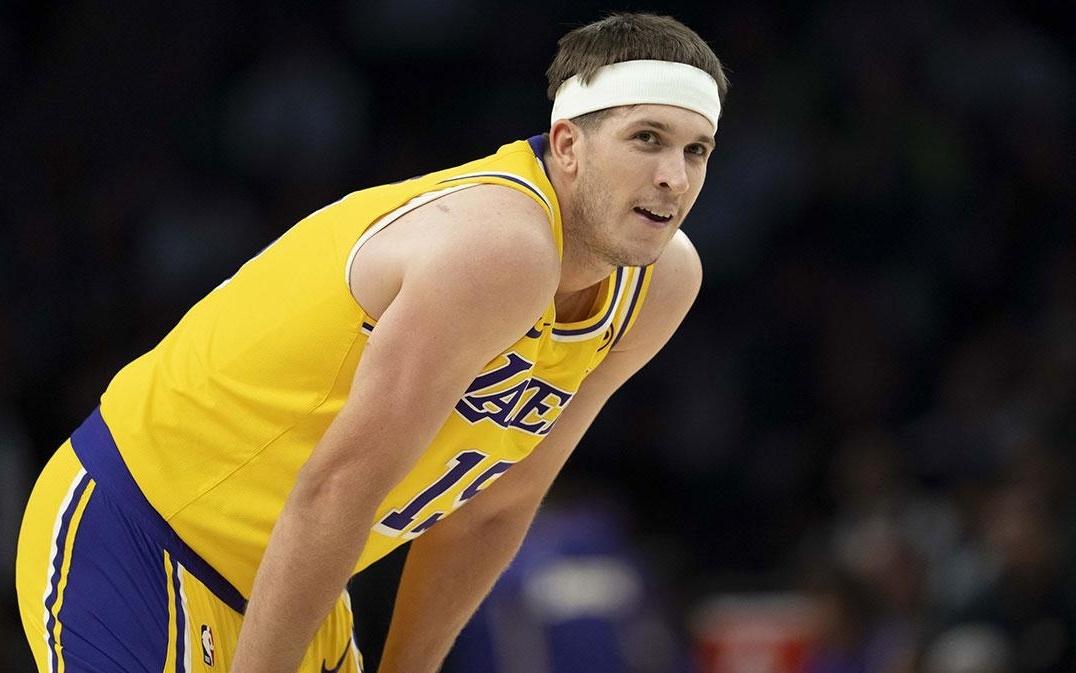 湖人队的八村塁直到里夫斯晃过字母哥之前,都不知道里夫斯是谁