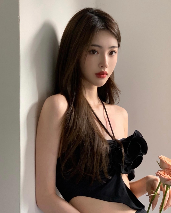Ming绯闻女友1saye晒照：黑色礼服，顶级颜值