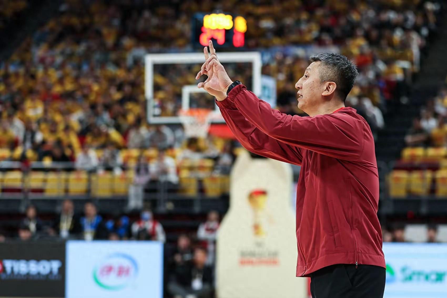 中国男篮两连败1天后就地解散,郭士强回京复命,或开启球员清洗