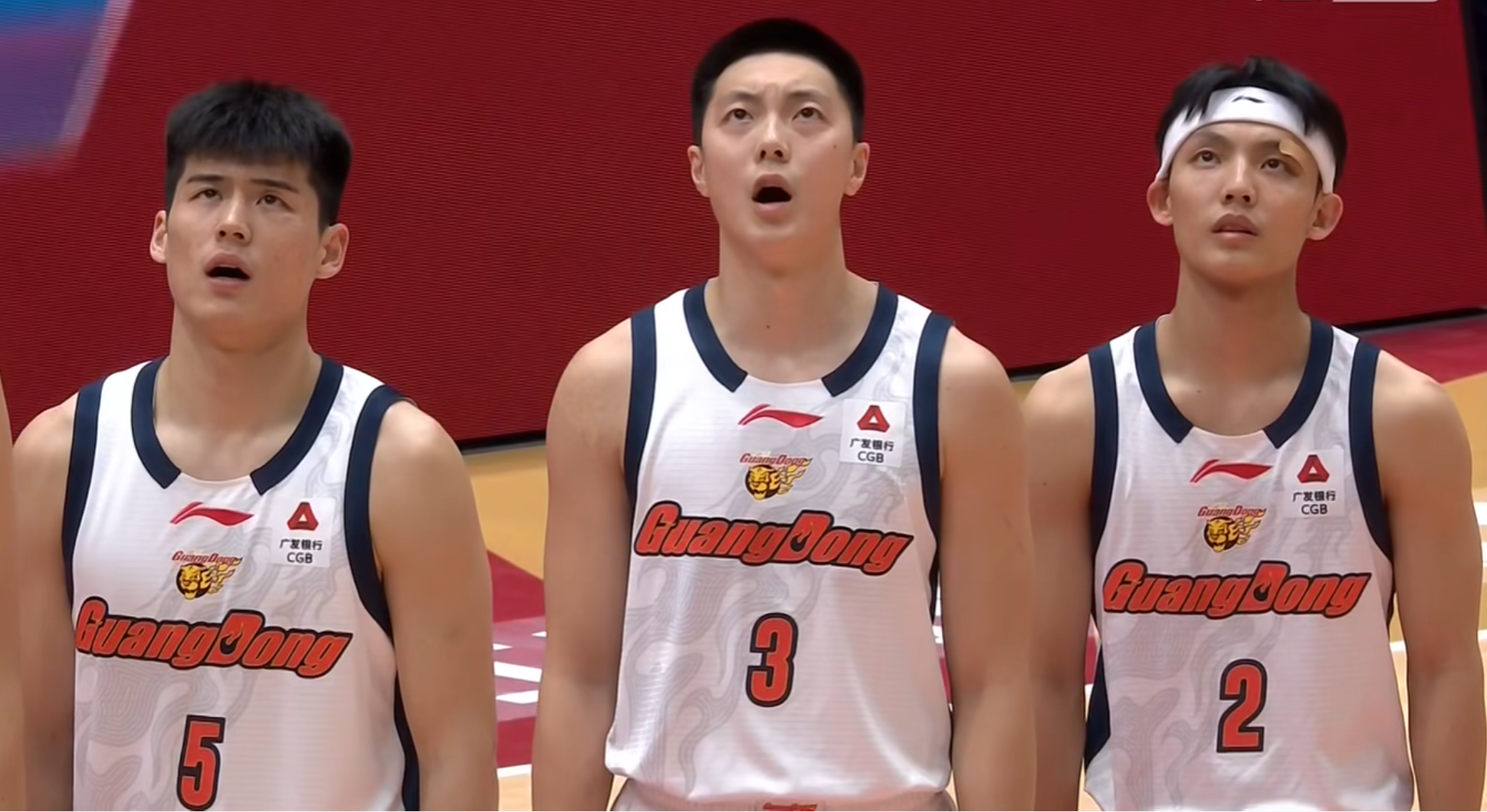 9中3!广东队顶薪球员表现令人失望,球迷:分点工资给徐杰吧